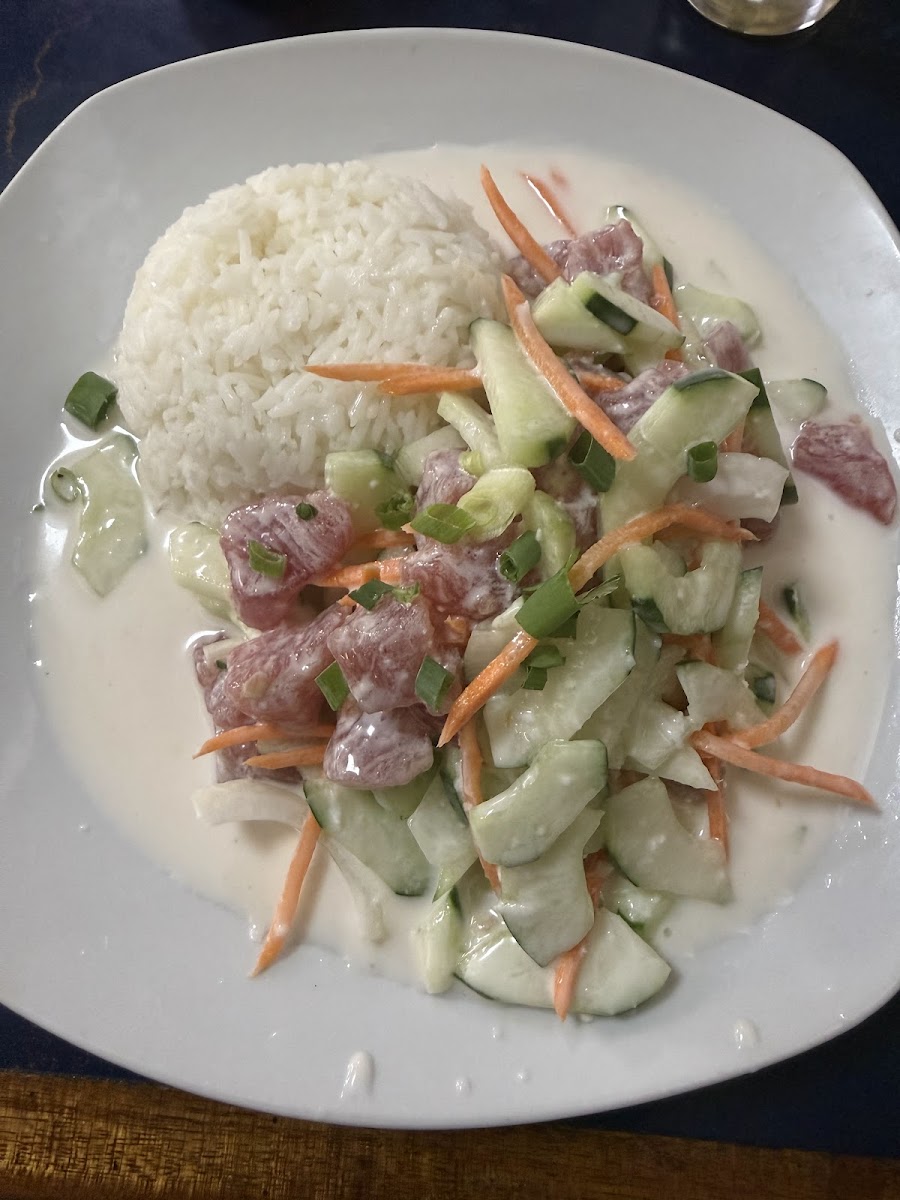 Snack Roger, poisson cru de thon rouge au lait de coco servi avec du riz