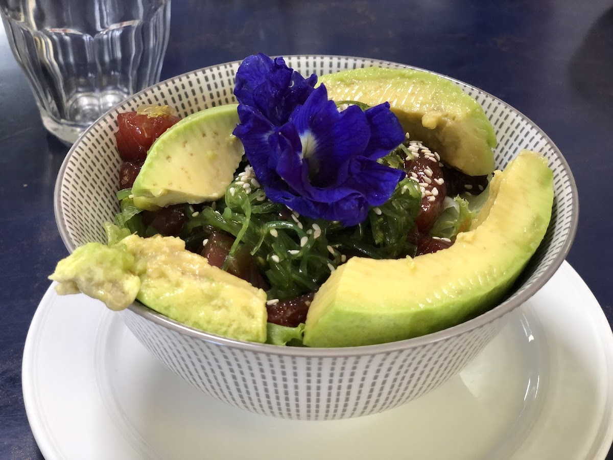 Snack Roger, poke bowl de thon avec avocat, algues et fleur comestible