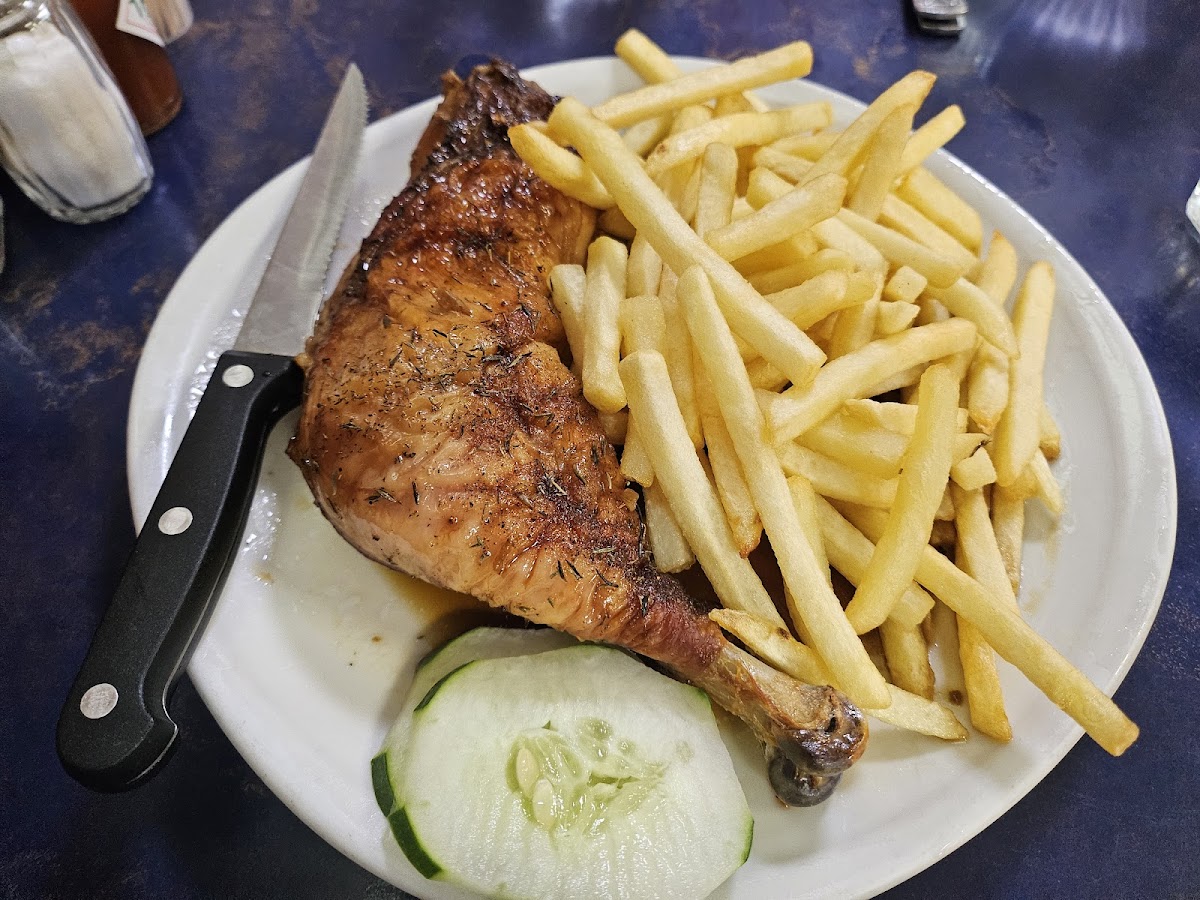 Snack Roger, cuisse de poulet rôti dorée servie avec des frites